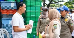 Satpol PP Kabupaten Bekasi mengirimkan surat penertiban kepada pemilik 19 bangunan liar di ruas Tol Jakarta-Cikampek KM 27–KM 28, Desa Sukadanau, Kecamatan Cikarang Barat. Kamis (22/10/2026). (Sumber: Diskominfosantik/Jaja Jaelani)