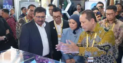 Menkomdigi RI Meutya Hafid (tengah) didampingi Direktur Network Telkom Budi Satria Dharma Purba di gelaran Bali Tech Week (BTW) 2026 di Bali Beach Convention Center, Denpasar, Senin (19/10). (Sumber: Telkom)