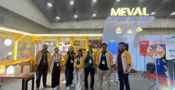 Lampu tenaga surya Tera Solar Light dan rangkaian saklar serta stop kontak berdesain minimalis dipamerkan dalam HOMEDEC 2026 di ICE BSD City, Tangerang. (Sumber: Istimewa)