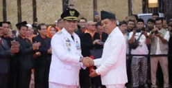 Gubernur Jawa Barat Kang Dedi Mulyadi (KDM) melantik Asep Surya Atmaja sebagai Bupati Bekasi Sisa Masa Jabatan Tahun 2025 - 2030 pada Jumat, (23/10/2026). (Sumber: Endar Bachtiar/Diskominfosantik)