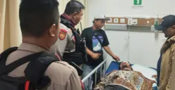 Polisi amankan barang bukti dan bawa korban penusukan dibawa ke RSUI Depok. (Sumber: Polres Metro Depok)
