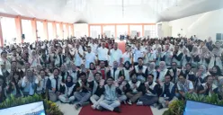 Guru dan siswa Sekolah Rakyat Terpadu Kulon Progo berfoto bersama dalam rangkaian program Connect.in-Spirasi: Yogyakarta Chapter 2026 yang diselenggarakan Telkom berkolaborasi dengan Kementerian Sosial RI pada 22–23 Oktober 2026 (Sumber: Telkom)