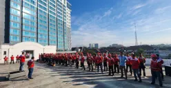 Para teknisi Telkom Akses bersiaga dalam mendukung penataan infrastruktur telekomunikasi melalui program Sarana Jaringan Utilitas Terpadu (SJUT) di Kota Bandung. (Sumber: Telkom)
