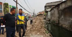 Wali Kota Bekasi Tri Adhianto meninjau sejumlah titik proyek infrastruktur guna memantau progres pengerjaan di lapangan hingga memetakan kendala teknis. (Sumber: Istimewa)