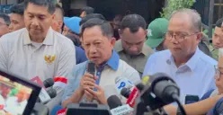 Mendagri Tito Karnavian meninjau program perbaikan rumah di Kampung Ambon, Kedaung Kali Angke, Jakarta Barat, Sabtu, 24 Oktober 2026. (Sumber: Poskota/Ali Mansur)