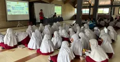 Keseruan siswa-siswi kelas 6 SDIT Iqro Jati Makmur saat mengikuti kegiatan PLN Mengajar bersama tim K3L dan Kam PLN. (Sumber: Dok. PLN UID Jakarta Raya)