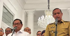 Gubernur DKI Jakarta, Pramono Anung (kiri) dan Wali Kota Bekasi, Tri Ardhito (kanan) di Balai Kota DKI Jakarta, Senin 26 Oktober 2026. (Sumber: Poskota/Syifa)