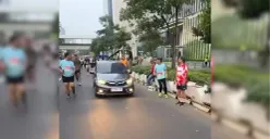 Mobil terobos jalur pelari di Jakarta Running Festival (JRF) karena kondisi darurat (Dok. Threads/@aprilizio)