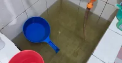 Kondisi air PAM yang keruh dan kecokelatan di rumah warga kawasan Villa Taman Kartini, Margahayu, Bekasi Timur. (Sumber: Poskota/Dhiny.)