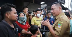 Bupati Bekasi Asep Surya Atmaja meninjau langsung penertiban 19 bangunan liar di ruas Tol Jakarta-Cikampek KM 27–28, Desa Sukadanau, Kecamatan Cikarang Barat, Senin, 26 Oktober 2026. (Sumber: Istimewa)