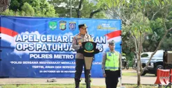 Kapolres Metro Depok, Kombes Pol Christian Rony Putra menyematkan pita Operasi Patuh Jaya 2026 ke perwakilan anggota gabungan di saat Apel Gelas Pasukan Operasi Patuh Jaya 2026 di Mapolres Metro Depok. (Sumber: Polres Depok)