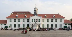 Kawasan Kota Tua Jakarta menawarkan bangunan bersejarah dan ruang publik yang bisa dinikmati wisatawan untuk mengisi liburan hemat bersama keluarga. (Sumber: Wilkipedia)