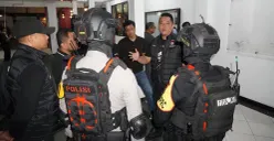 Polisi menangkap tujuh orang terduga terkait penyalahgunaan narkotika saat penggerebekan di Kompleks Permata atau Kampung Ambon, Cengkareng, Jakarta Barat, Minggu, 25 Oktober 2026. (Sumber: Dok. Istimewa)