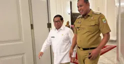 Gubernur DKI Jakarta, Pramono Anung (kiri) dan Wali Kota Bekasi, Tri Ardhianto (kanan) melakukan penandatanganan kerja sama penanganan sampah bantar gerbang, Senin 26 Oktober 2026. (Sumber: Poskota/Syifa)