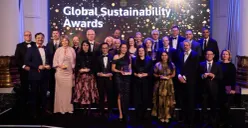 Direktur Human Capital Management Telkom Willy Saelan menerima penghargaan SDG Pioneer Award dalam ajang Reuters Events Global Sustainability Awards 2026 di London, Inggris, Rabu, 21 Oktober 2026. (Sumber: Telkom)
