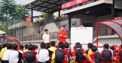 Shin Tae-yong bersama Ismed Sofyan dan Atep Rizal melatih 40 talenta muda terpilih dalam program LOTTE Bintang Muda Generasi Masa Depan 2026. (Sumber: Istimewa)