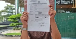 Potret AS saat melaporkan AA atas dugaan penipuan ke polisi. (Sumber: Istimewa)
