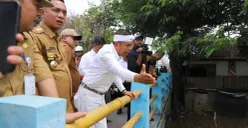 Bupati Bekasi Asep Surya Atmaja mendampingi Gubernur Jabar Dedy Mulyadi meninjau normalisasi Kali Cikarang Bekasi Laut di Desa Srimahi, Kecamatan Tambun Utara, Senin, 26 Oktober 2026. (Sumber: Dok. Pemkab Bekasi)