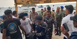 Petugas mengevakuasi jasad dua nelayan setelah perahu yang ditumpangi tenggelam dihantam gelombang di perairan Pulau Tempurung, Merak, Kota Cilegon, Banten, Senin, 26 Oktober 2026. (Sumber: Dok. Istimewa)