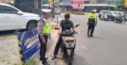 Pengendara terjaring Operasi Patuh Jaya di Simpang Living Plaza Jalan Raya Cinere, Kota Depok, Jawa Barat, Selasa, 27 Oktober 2026. (Sumber: Poskota/Angga Pahlevi)
