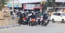 Puluhan pengendara motor nekat sebrangi trotoar untuo hindari petugas. (Sumber: Poskota/Veronica)