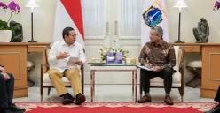 Gubernur DKI Jakarta, Pramono Anung (kiri) bersama Menteri Keuangan, Suahasil Nazara (kanan) saat di Balai Kota Jakarta, Selasa 27 Oktober 2026. (Sumber: Instagram/@pramonoanungw)