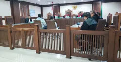 Terdakwa Bangun Paulus Tudungta menghadirkan dua saksi meringankan dalam sidang dugaan pemerasan dan pengancaman di PN Jakarta Pusat, Senin (26/10). (Sumber: Istimewa)