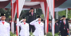 Bupati Bekasi, Asep Surya Atmaja saat memimpin upacara peringatan Hari Sumpah Pemuda ke-98 di Plaza Pemkab Bekasi, Cikarang Pusat, Rabu, 28 Oktober 2026. (Sumber: Dok. Istimewa)