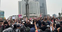 Ribuan demonstran berada di Bundaran HI, Jakarta Pusat, untuk menyuarakan aspirasi pemerintahan Prabowo-Gibran, Rabu, 28 Oktober 2026. (Sumber: Poskota/Syifa Putri)
