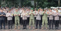 Kapolres Metro Depok Kombes Christian Rony Putra bersama Dandim 0508/Depok Kolonel Inf Ginanjar bersama anggota mengamankan aksi unjuk rasa. (Sumber: Polres Metro Depok)