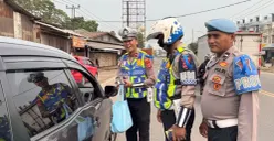 Anggota Satlantas Polresta Tangerang saat memberikan imbauan kepada pengguna jalan. (Sumber: Istimewa)