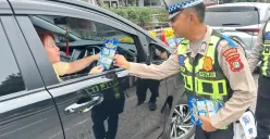 Sat Lantas Bandara Soekarno-Hatta melakukan sosialisasi, imbauan dan memberikan brosur kepada masyarakat pengguna jalan di sekitaran wilayah hukum Bandara Soekarno-Hatta, Selasa (27/10/2026). (Sumber: Dok. X/@TMCPoldaMetro)