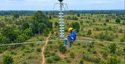 Petugas PLN saat melakukan pemeliharaan kelistrikan pada SUTT 150 kV Sarolangun-Muara Rupit untuk meningkatkan keandalan pasokan listrik bagi masyarakat. (Sumber: Dok. PLN)