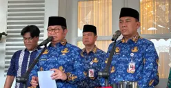 Gubernur DKI, Pramono Anung (kiri) usai melaksanakan upacara memperingati Hari Sumpah Pemuda, Rabu 28 Oktober 2026. (Sumber: Poskota/Syifa)
