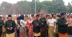 Wali Kota Tangerang, Sachrudin bersama sejumlah tamu undangan dan peserta menari bersama usai pelaksanaan Apel 2.000 Pemuda dalam rangka memperingati Hari Sumpah Pemuda di Alun-Alun Tangerang, Rabu (28/10/2026). (Sumber: Poskota/ Rizki Gojali)