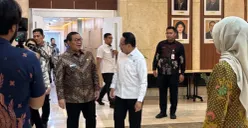 Potret Gubernur DKI Jakarta, Pramono Anung (kiri) bersama Wakil Menteri Kesehatan, dr. Benyamin Paulus Octavianus (kanan) di Balai Kota DKI Jakarta. (Sumber: Poskota/ Syifa)