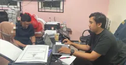 Penyidik PPA Satreskrim Polres Metro Depok memeriksa  pelaku nenek yang membakar cucunya hingga alami luka bakar kritis. (Sumber: Poskota/Angga)