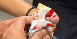 Viral Teh Botol Sosro yang ditemukan massa aksi saat demo 28 Oktober 2026 diduga berisi sabun. (Sumber: Threads/@bluereuv)