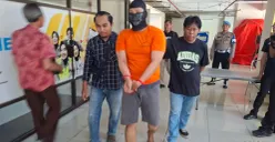 Polisi giring pelaku jambret mahasiswi UI di Kukusan Beji, Kota Depok. (Sumber: Poskota/Angga)