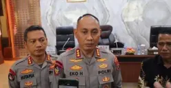 Dirpolairud Polda Banten Kombes Pol Eko Hartanto didampingi Kabidhumas Kombes Pol Maruli Ahiles Hutapea memberikan keterangan perkembangan kasus terbakarnya KM Batu Mandi. (Sumber: Polda Banten)