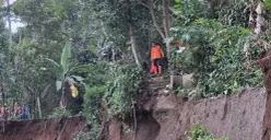 Petugas BPBD Bandung Barat melakukan asesment di lokasi longsor, Kecamatan Cisarua, Kamis 29 Oktober 2026. (Sumber: Poskota/Gatot Poedji Utomo)