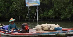 Nelayan bersiap menangkap ikan di perairan pesisir utara Kabupaten Bekasi. (Sumber: bekasikab.go.id)