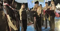 Wali Kota Depok, Supian Suri menyerahkan piagam penghargaan kepada siswa peraih juara 1 Lomba Getol Pramuka Kota Depok 2026, Rabu, 28 Oktober 2026. (Sumber: Dok. Istimewa)
