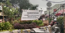 Spanduk pemberitahuan penataan trotoar di kawasan Jalan Kiasnawi Stasiun Tangerang, Kota Tangerang, Kamis, 29 Oktober 2026. (Sumber: Poskota/Rizki Gojali)
