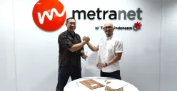 Direktur Bisnis Metranet Faisal Yusuf (kiri) dan Direktur Utama Jayantara Rakhmat Farunuddin (kanan) menandatangani MoU di Jakarta beberapa waktu lalu. (Sumber: Dok. Telkom)