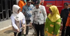 Bupati Pandeglang, Raden Dewi Setiani membantu penyaluran air bersih kepada warga terdampak kekeringan. (Sumber: Dok. BPBD Pandeglang)