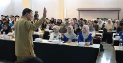 Bupati Tangerang, Maesyal Rasyid memberikan pembekalan kepada mahasiswa penerima beasiswa. (Sumber: Poskota/Veronica Prasetio)