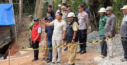 Anggota DPRD Jabar, Abdul Karim mengunjungi pembangunan jembatan gantung di Desa Cijati, Kecamatan Cijati, Kabupaten Cianjur, Minggu, 23 Agustus 2026. (Sumber: Dok. Istimewa)