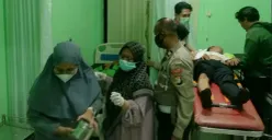 Korban luka-luka kecelakaan motor di Cinere, Depok saat menjalani perawatan di IGD Puskesmas. (Sumber: Polsek Cinere)