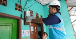 Petugas PLN sedang melakukan pemasangan kWh Meter di rumah pelanggan. (Sumber: PLN UID Jakarta Raya)